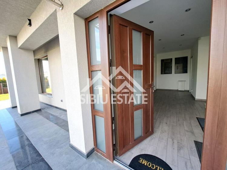 Casa cu 4 garaje, terase panoramice, teren mare