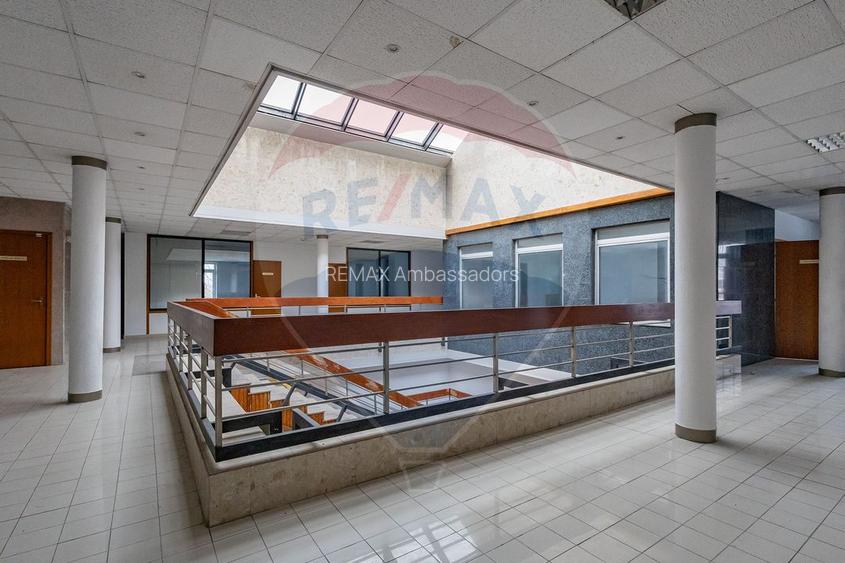 Clădirede închiriat, poziție ultracentrală – ideal clinică/HORECA - 12