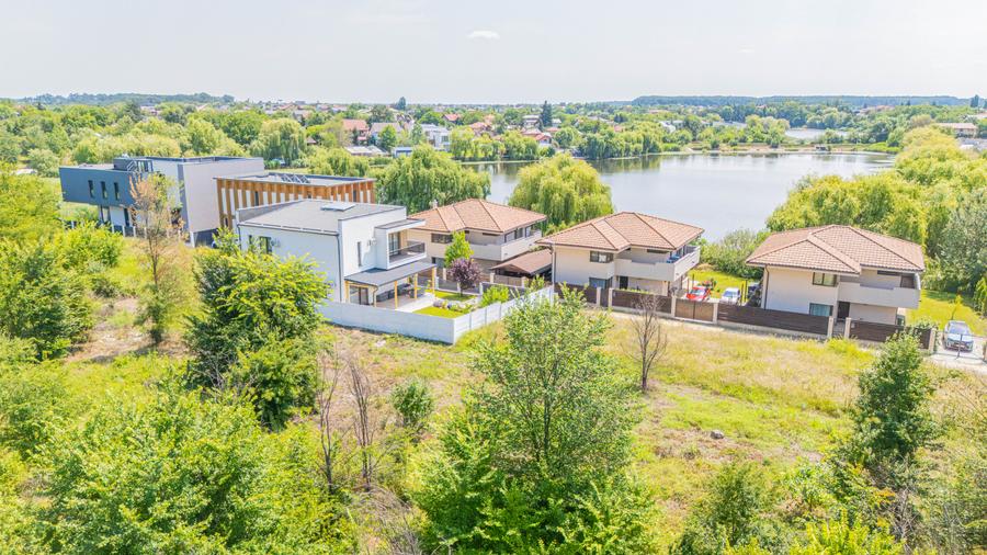 Teren cu deschidere la lac -Laguna Albastra- toate utilitatile disponibile