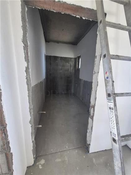 Duplex despartit prin baie - aproape de centura - toate utilitatile