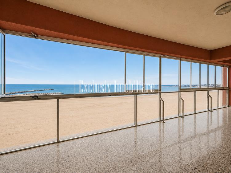 Vedere Frontala la Mare si Plaja la Picioare - Apartament cu Parcare Privata
