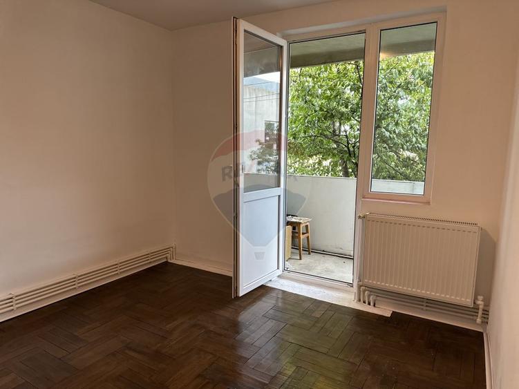 Apartament cu 4 camere de vânzare Roman central