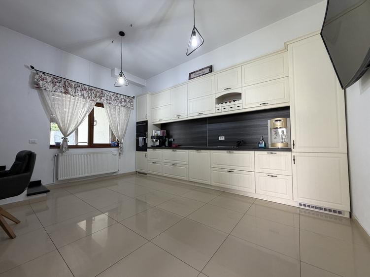 Casa individuala 4 camere, 220 mp utili, 400 mp teren, renovat integral -Sagului