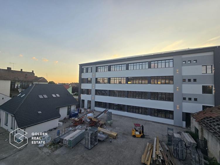 Cladire in centru cu 3 etaje, renovată, 100+locuri parcare