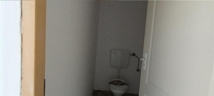 Spatiu Comercial cu 3 usi din sticla si vitrine mari - Elisabetin
