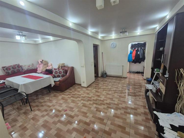 3 camere parter, balcon 27 mp, confort 1 decomandat, Obor
