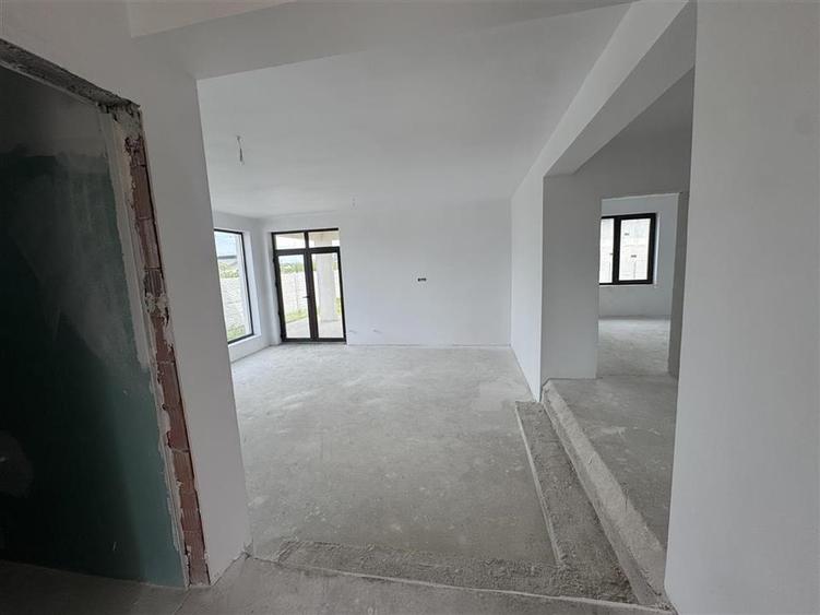 Vila Duplex spatioasa - Teren 500 mp - 7 camere - living spatios - beci