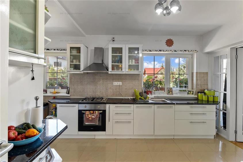 Vila / Casa superba cu 5 camere zona | 1032 mp teren |  Sanpetru Brasov