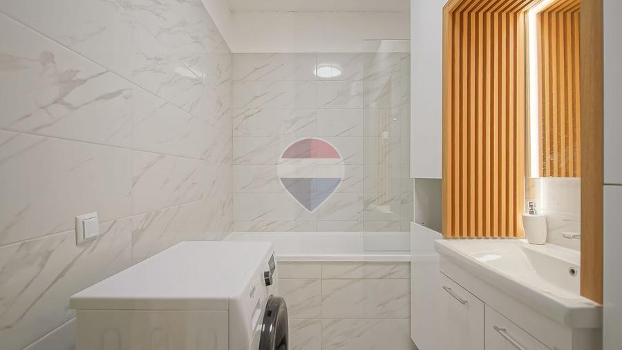 Apartament 2 camere de vânzare | Parcare și boxă | Zona Tractorul