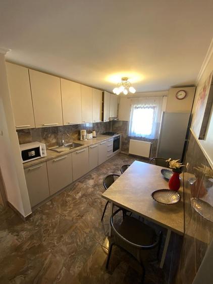 Apartament 3 camere, decomandat, etaj 2, pacrare, UMF