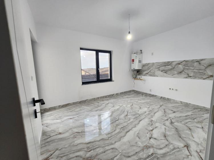 CASA 4 CAMERE, 2 BAI, 440 MP TEREN, MIROSLAVA