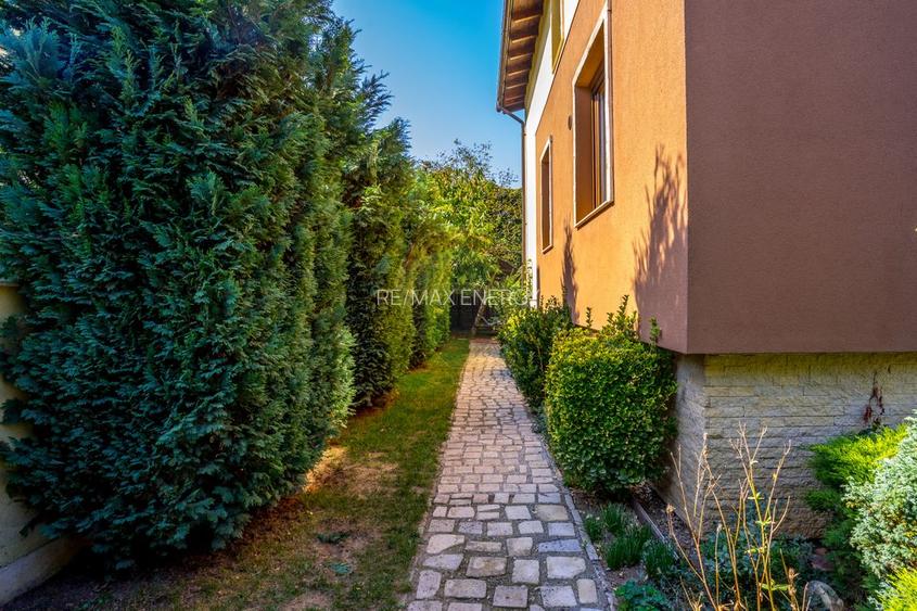 9 camere, 5 bai, spatiu hobby, gradina, garaj,locatie buna - 23