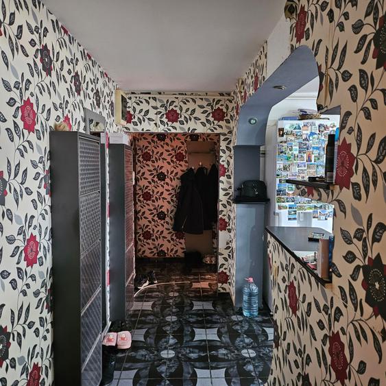 Apartament cu 3 camere ~ zona Brosteni / Colegiu ~ etaj 3 din 4