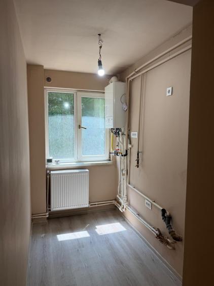 Apartament 3 camere, 49 mp, renovat recent centrala proprie, zona Craiovita Noua