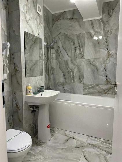 Apartament modern 3 camere 2 bai parcare si terasa zona Centrala