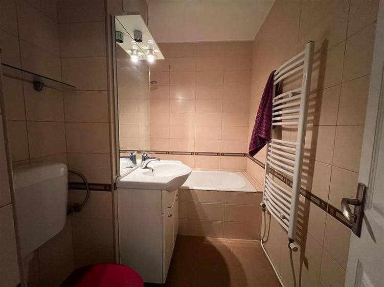 Apartament cu  4 camere si garaj zona centrala