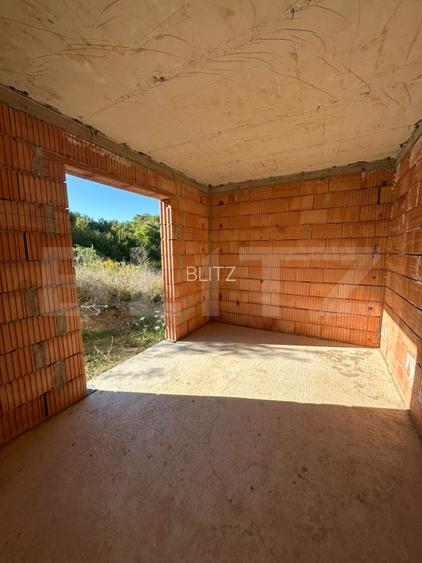 Casa la rosu, Demisol+Parter+Etaj, 223 mp, teren 10 ari - 11