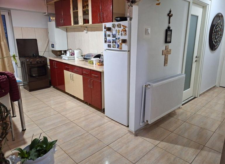 Apartament cu 3 camere decomandat - zona Dacia