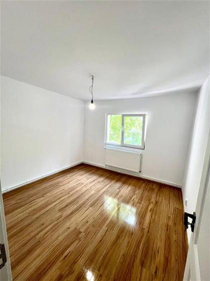 Apartament cu 4 camere Dacia, et 1