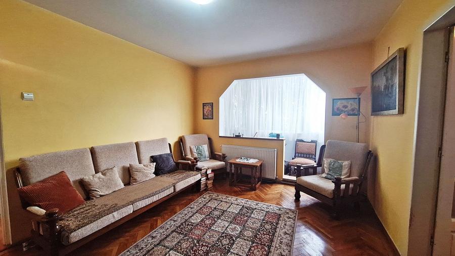 Piata Astra, apartament 2 camere la etajul 1, liber, 93000 euro neg