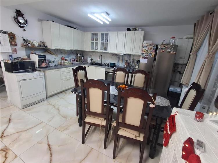 Casa individuala 3 camere 2 bai curte si garaj - zona Talmaciu