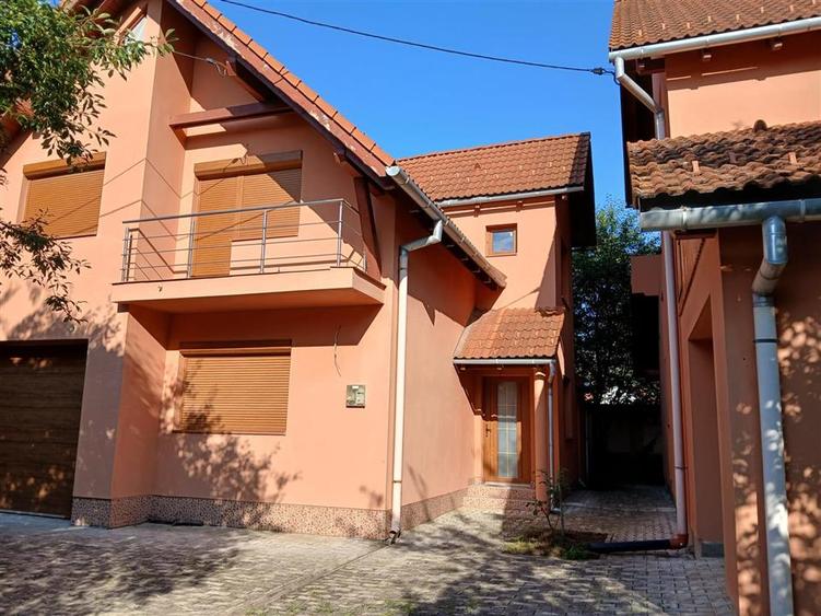 Oportunitate de investitie 2 case in aceeasi curte Fagaras Zona Centrala
