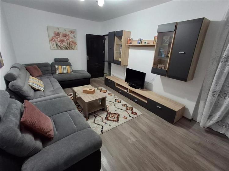 Apartament 3 camere decomandat balcon pivnita zona Vasile Aaron