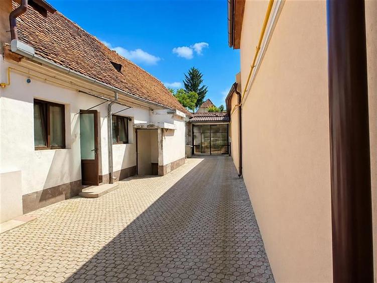 Casa cu 4 camere, garaj, pivnita boltita si potential, Brasov