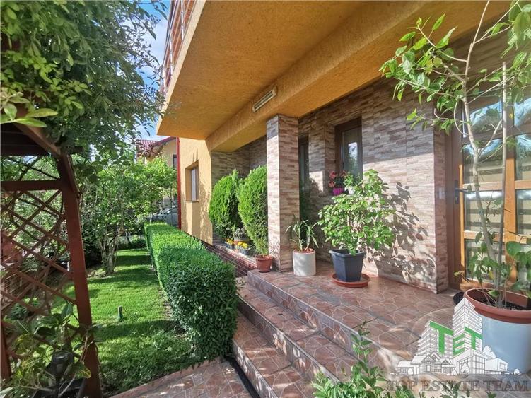 Vila lux 5 camere cu gradina superba centru Domnesti