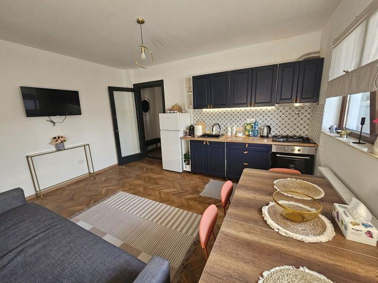 Apartament 4 camere ultracentral, renovat si mobilat, terasă spațioasă.
