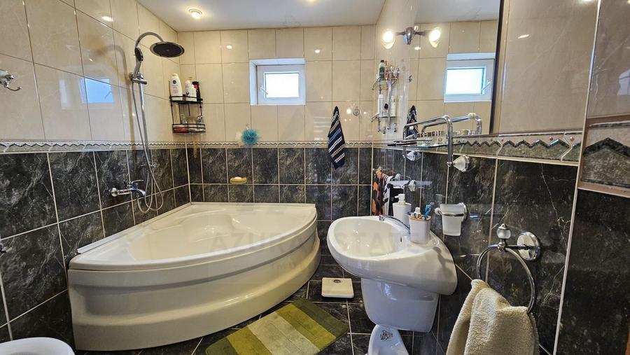 Casa 5 camere 3 bai garaj inchis si teren 700 mp utili in Lazaret