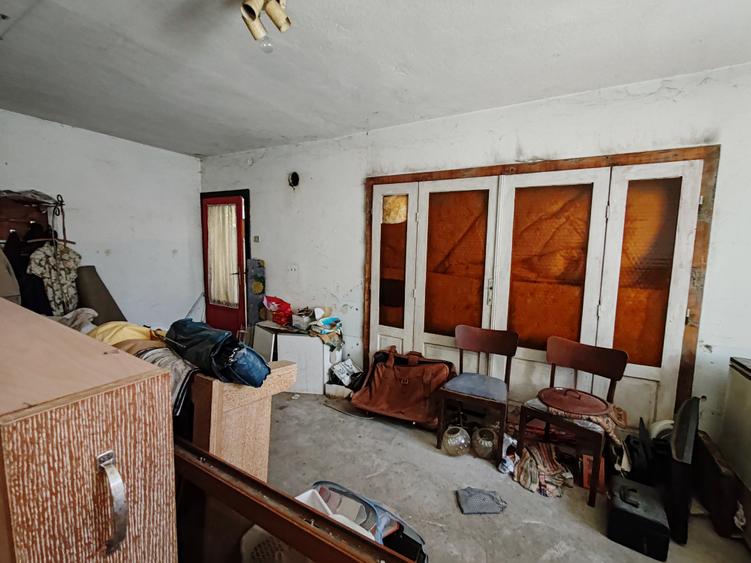 Casa 3 camere libera la vanzare TARLUNGENI