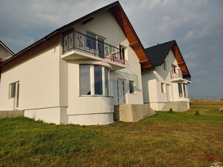 Casă / Vilă individuală cu 560 mp teren, de vânzare în Scheia, Suceava
