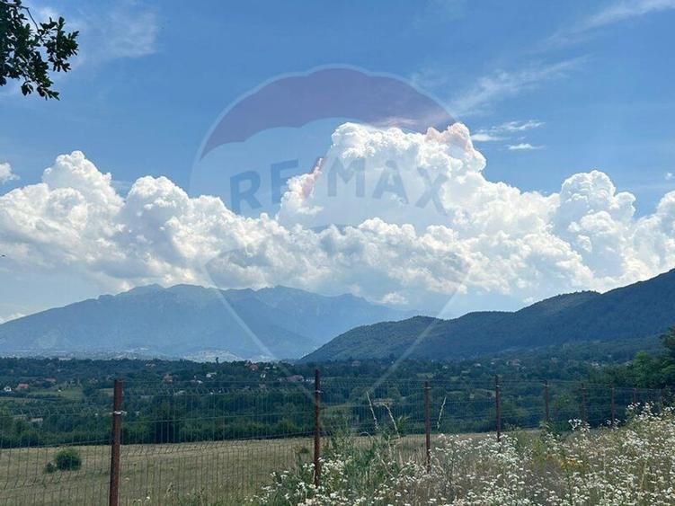 Teren intravilan 857 mp/împrejmuit/vedere la munți