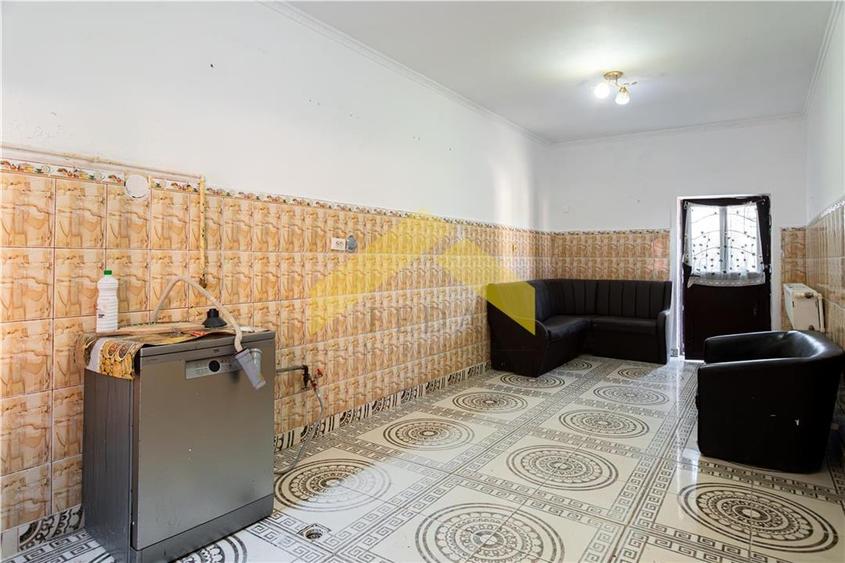 Casa in zona Parneava 5 camere de vanzare