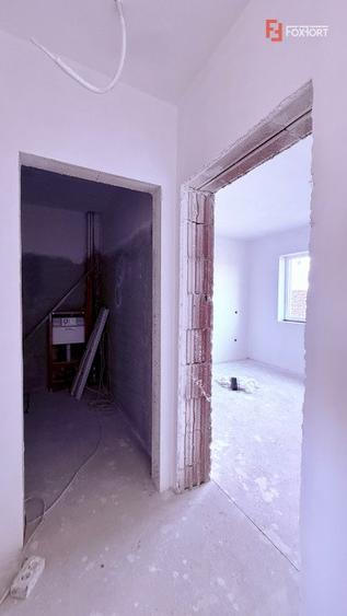 Casa tip triplex, cu 2 camere, de vanzare in Sanandrei.