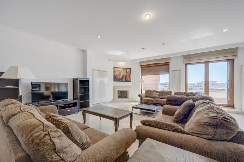 Unic pe etaj! Penthouse 5 camere, 482 mp, lift privat – Satul Francez