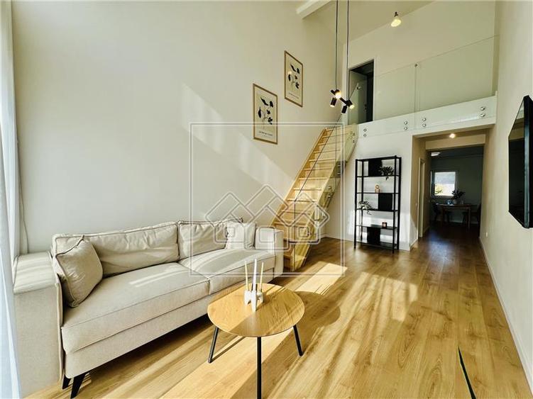 Penthouse 2 camere, bucatarie separata, geam la baie - la cheie