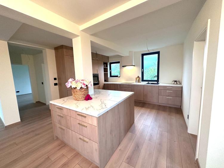 Duplex despartit prin camera tehnica- 5 dormitoare si 3 bai - Mosnita Noua