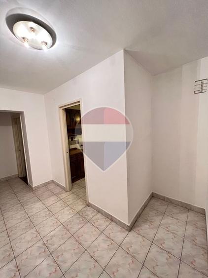 Apartament cu 3 camere de închiriat în zona Bancilor