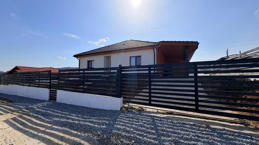 Casa in Corusu - mobilier personalizat si teren de 725mp