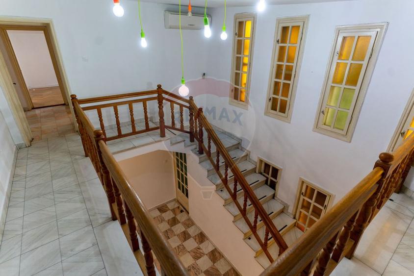 Casă / Vilă cu 6 camere de închiriat în zona Centru Vechi