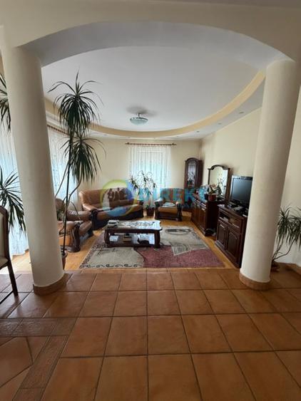 Casa deosebita cu piscina si teren generos