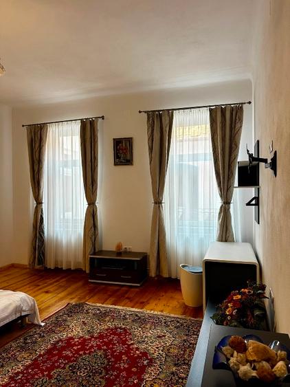 Închiriez apartament 3 camere - zonă ultracentrală