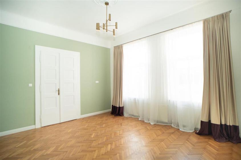 Apartament ultracentral cu 3 camere pe Strada Primariei