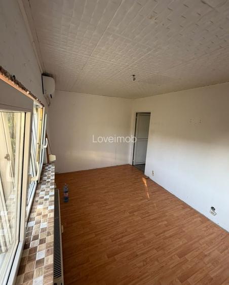 Apartament cu 4 camere de 81 mp, de renovat, în bloc reabilitat