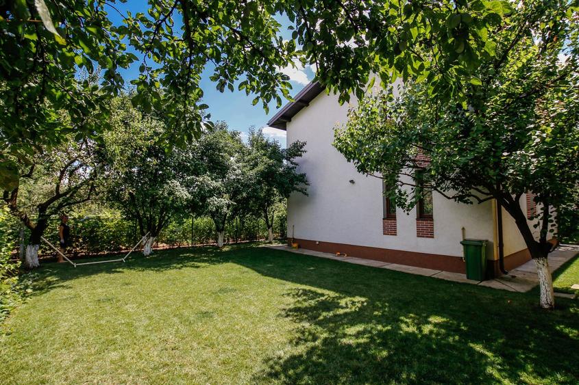 Casa cocheta (154mp) si teren (889mp) pretabil extindere constructii case