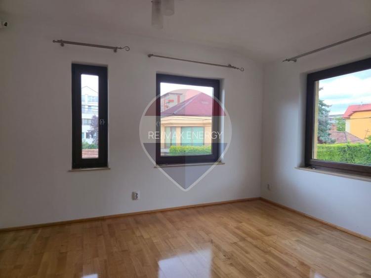 9 camere, 5 bai, spatiu hobby, gradina, garaj,locatie buna - 26