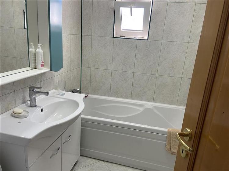 Apartament 4 camere Focsani , zona b- dul Independentei , suprafata generoasa 85