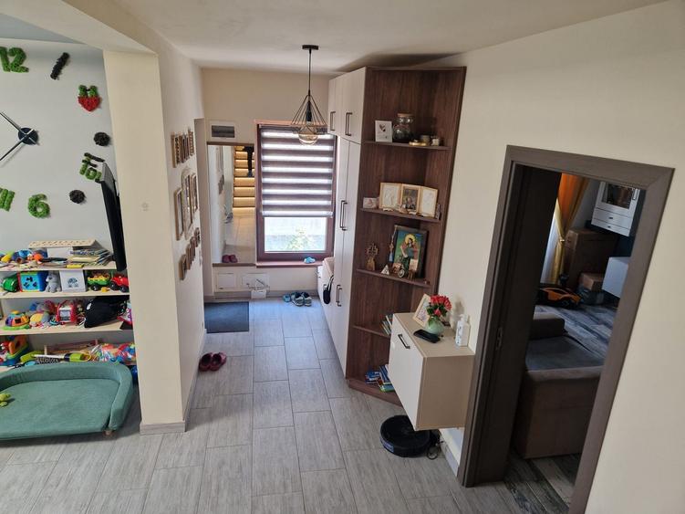 Casa tip duplex 102 mp, finisat, Dezmir partea de jos